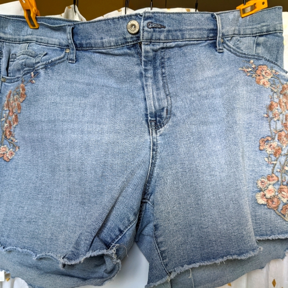 Light wash  denim embroidered bermuda shorts